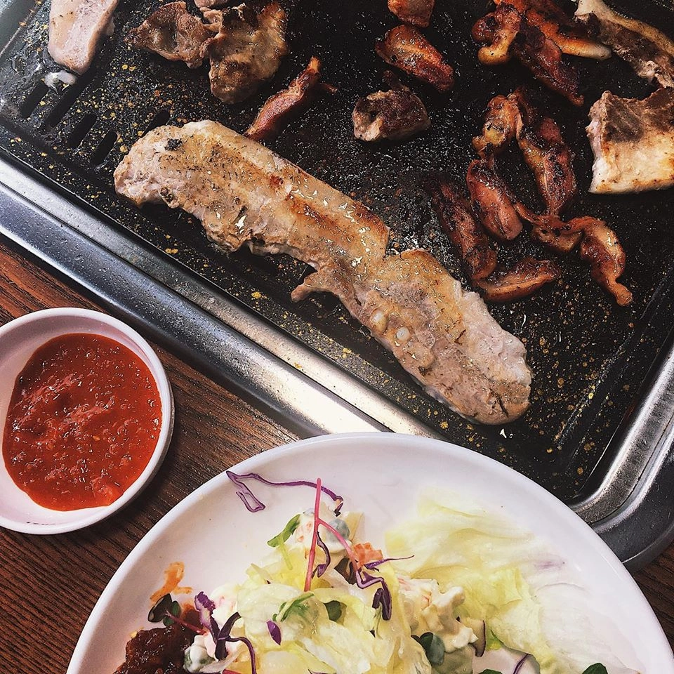 Приготовь свою еду сам — место: Chak Han Pig Self Cafe.