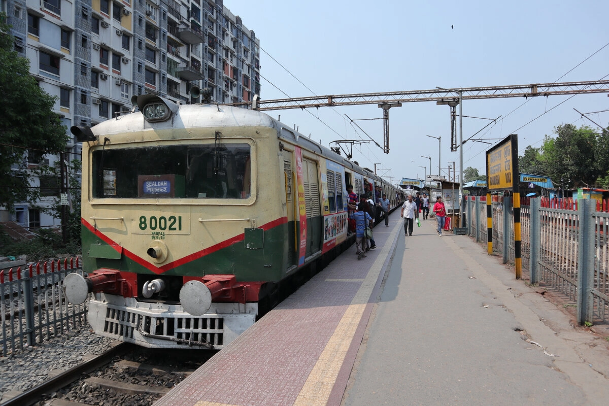 В черте самой Калькутты довольно много станций, и на электричках очень удобно перемещаться в черте города.