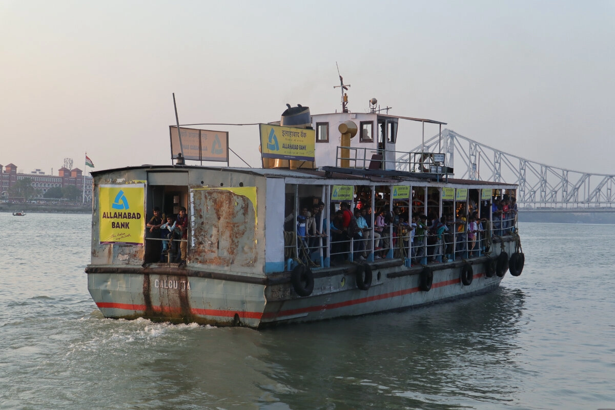 По Гангу ходят многочисленные кораблики, соединяя разные берега реки в разных точках.