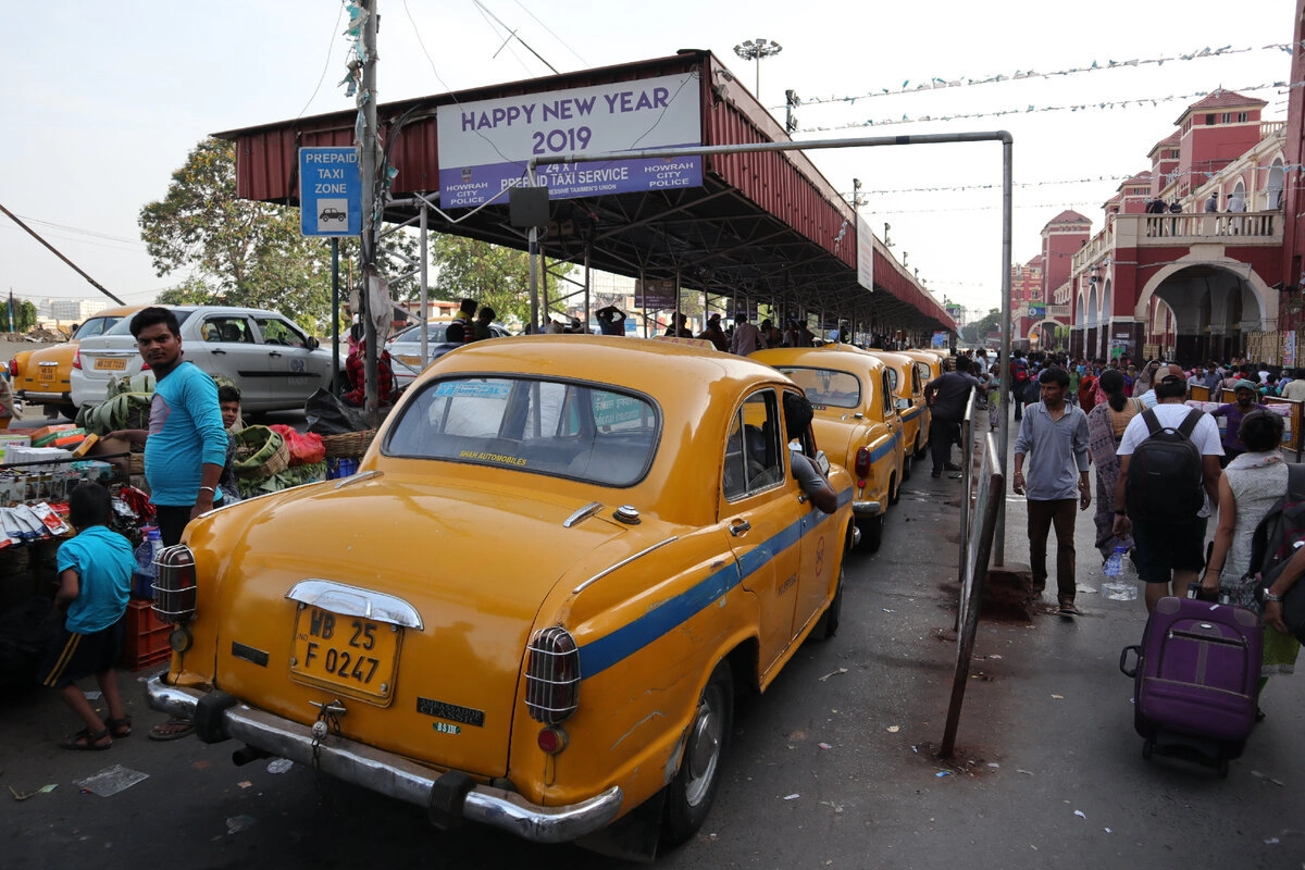 Ну и ещё одна фишка Калькутты - это жёлтые ретро-такси. Также как и с трамваями и с пешеходными рикшами, калькуттцы не хотят расставаться вот с этими старинными жёлтыми машинками. 