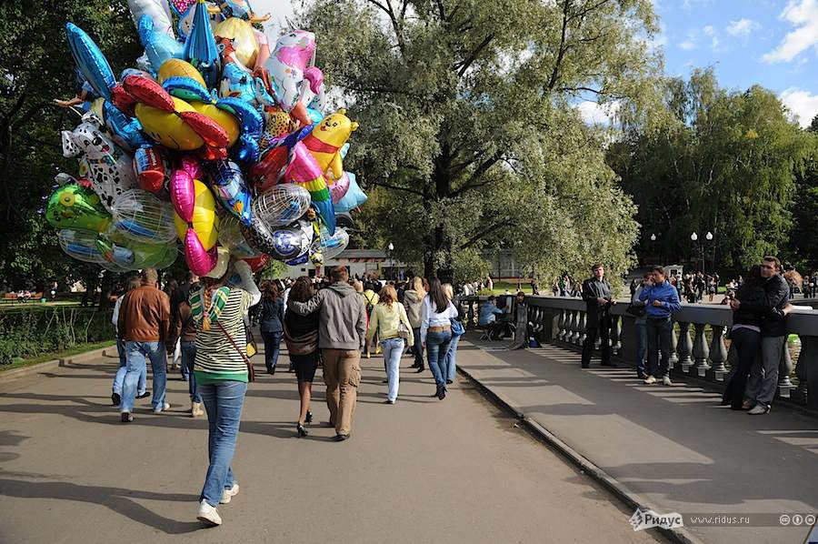 Праздник в парке горького. Парк Горького день города. День московских парков.