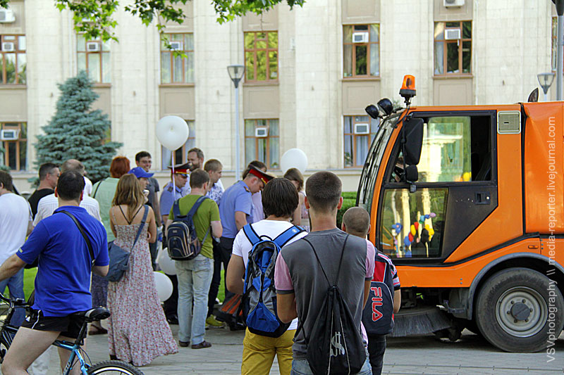 Чтобы прогнать пикетчиков..