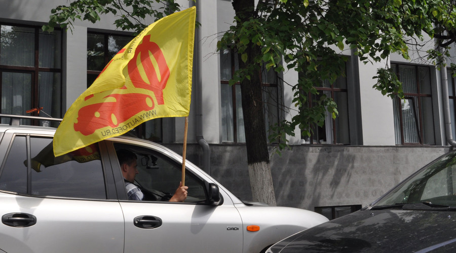 Колонна движется по улицам Брянска