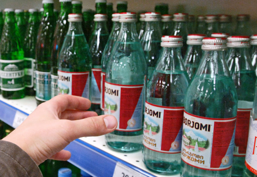 Бутылки с минеральной водой «Боржоми» в одном из супермаркетов. © Григорий Сысоев/ИТАР-ТАСС