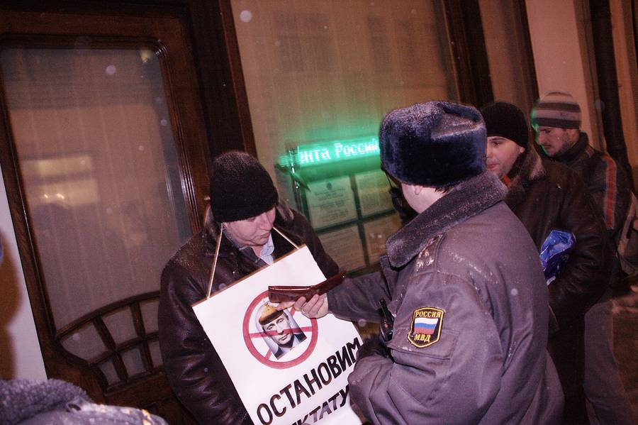 Полицейский предъявляет свои документы одному из пикетчиков. © thavesphotographer.blogspot.com