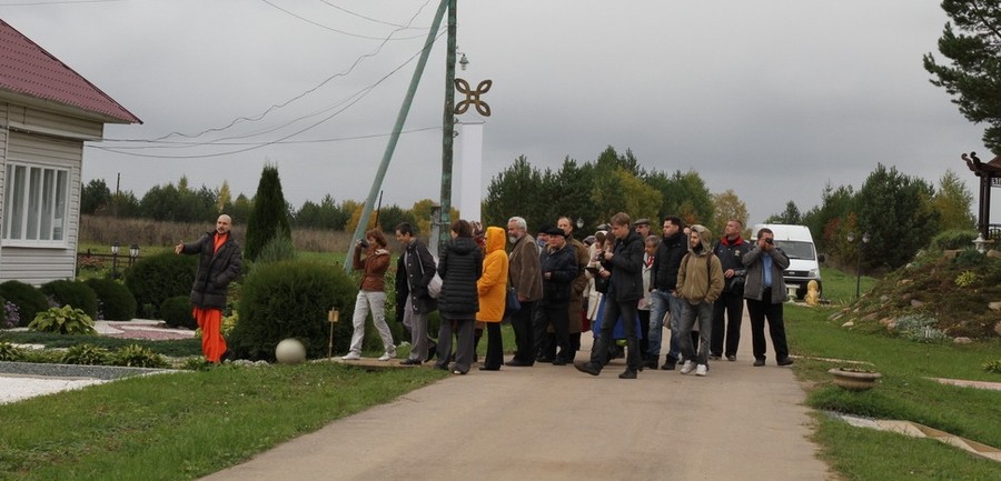 Делегация религиоведов в Дивья Локе