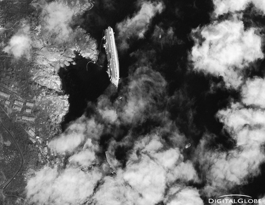 Вид на потерпевший крушение лайнер Costa Concordia со спутника. © DIGITALGLOBE/Reuters