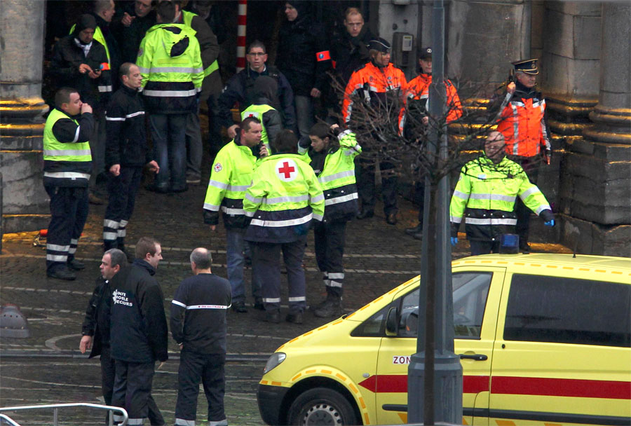 Полицейские и спасатели на месте вооруженного нападения на автобусную остановку на площади Сен-Ламбер. © Thierry Roge/Reuters