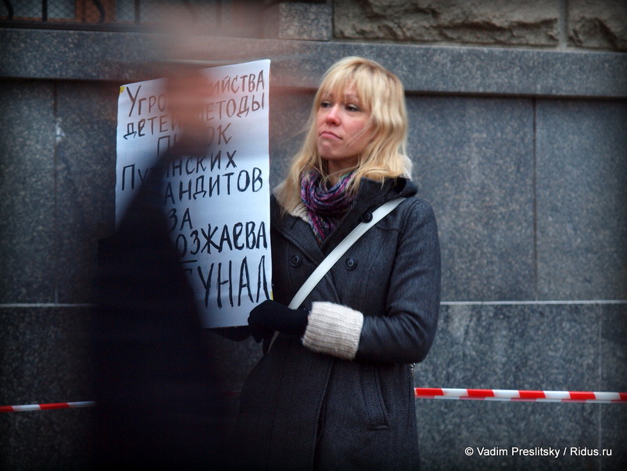 Мария Баронова у здания ФСБ на Лубянке. Москва. © Vadim Preslitsky