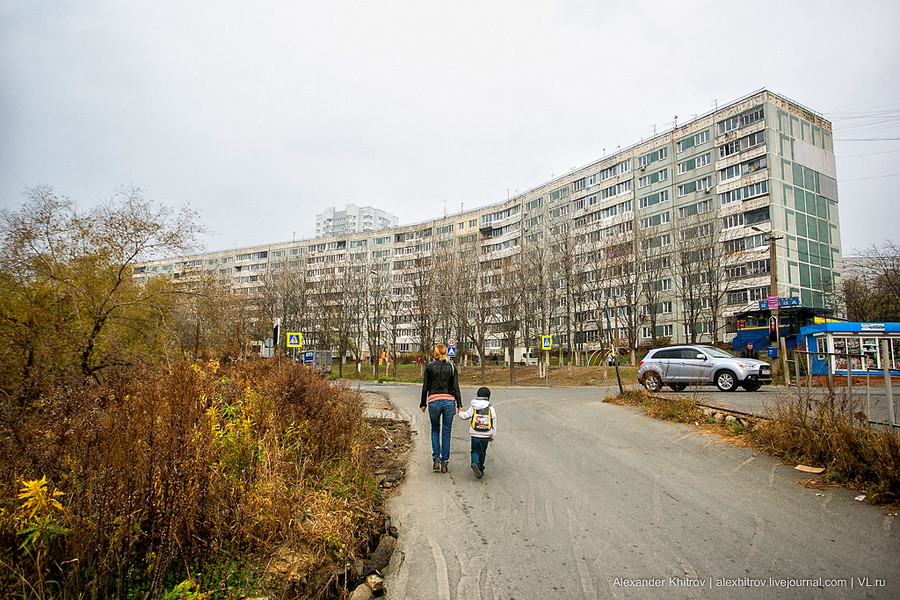 Где жить во владивостоке. Владивосток спальные районы. Улица спального района. Панельки дом Владивосток. Владивосток улицы.