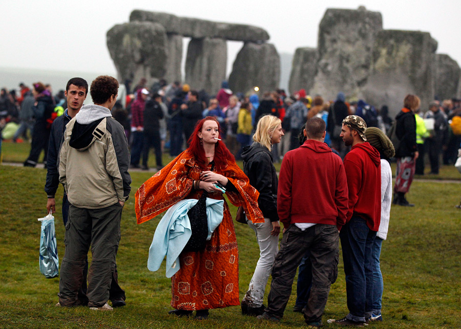 Праздник летнего солнцестояния 2024. Stonehenge Festival праздник. Стоунхендж летнее солнцестояние. Стоунхендж фестиваль в Британии. Стоунхендж в день летнего солнцестояния.