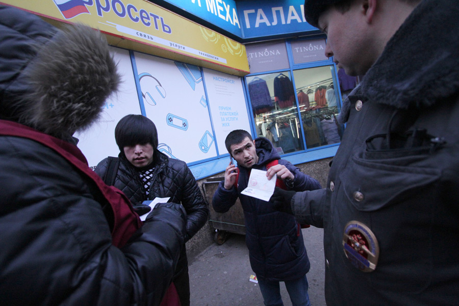 Облава на мигрантов. Проверка документов у мигрантов в метро.