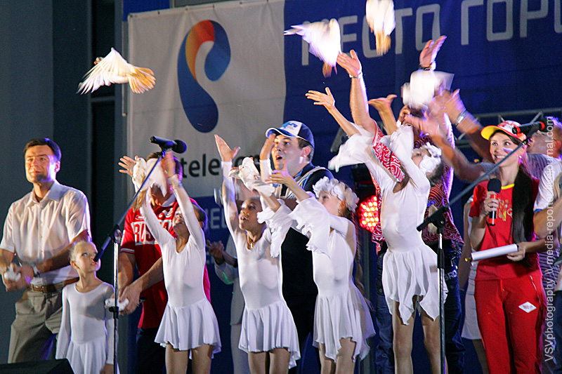 По традиции, почетные гости праздника выпустили из рук белых голубей, как символ чистых и честных олимпийских побед.