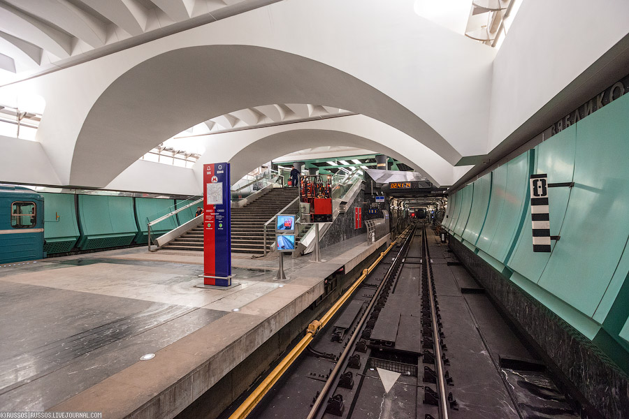 Метро алма. Станция Алма-Атинская. Ст метро Алма Атинская. Габаритный вагон Московского метро. Станция Алма-Атинская фото.