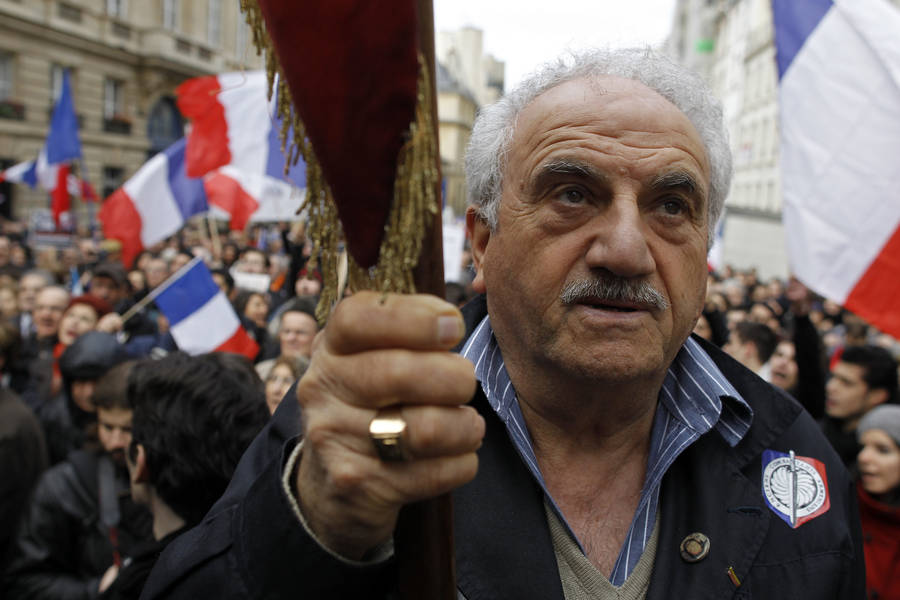 Гражданин Армении во Франции у здания Сената в Париже на демонстрации в поддержку принятия законопроекта о запрете отрицания геноцида армян. © Laurent Cipriani/AP Photo