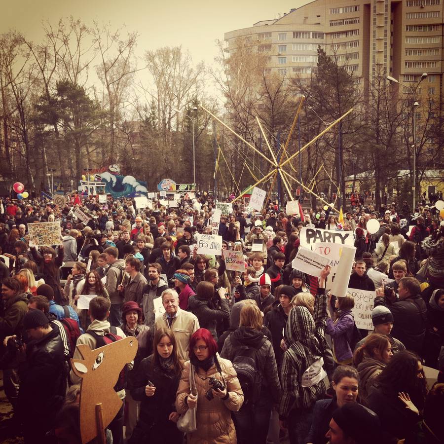 Внезапно нагрянув в Центральный парк, сразу захватили сцену, начали танцевать и фотографироваться