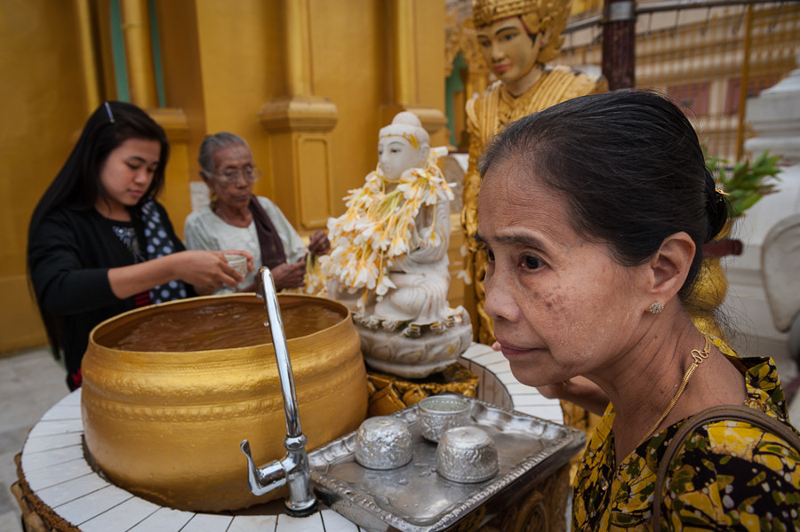 Храм духов. Духи в церкви фото. Духи в церкви. Духи в храме Микаго. Yangon.