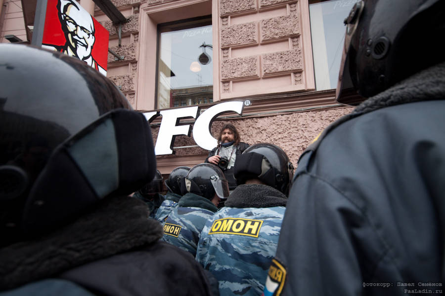 Петербург 10 октября. Русский марш СПБ. Оружие протестующих на Майдане. Фотография с акции памяти Маркелова и Бабуровой 2009 год. Студенты против полиции на Майдане Украина.