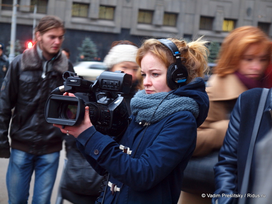 Девушка снимает активистов у здания ФСБ на Лубянке. Москва. © Vadim Preslitsky