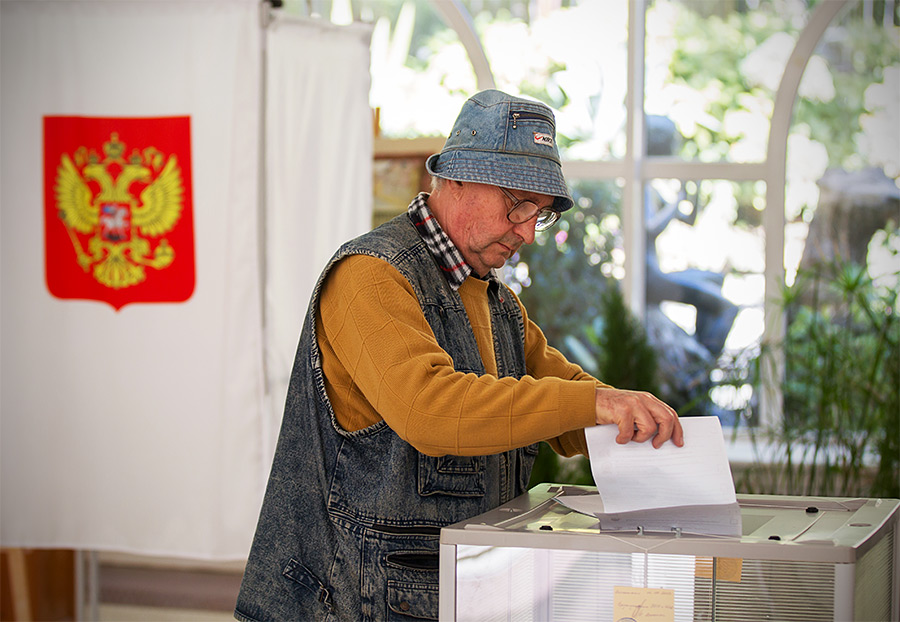 Выборы проголосовать. Голосование выборов. Люди голосуют. Люди голосуют на выборах. Граждане на выборах.