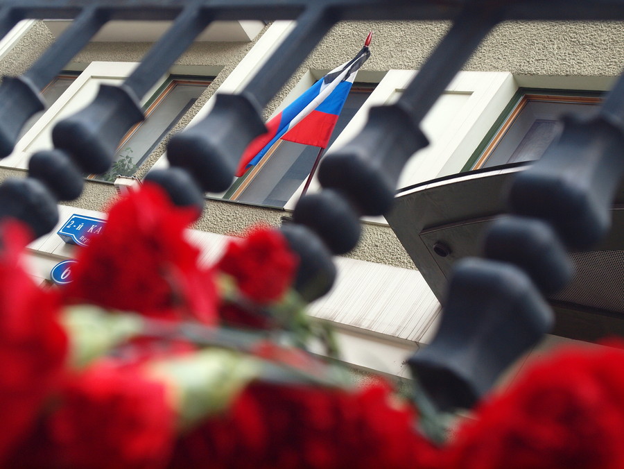 Цветы на ограде у Представительства Краснодарского края в Москве в день траура по жертвам наводнения на Кубани.