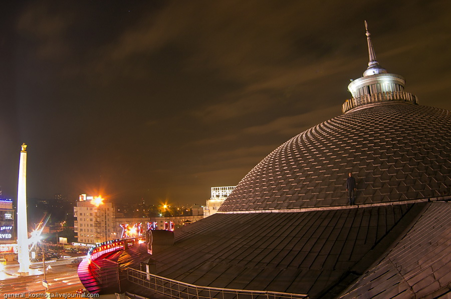 Другой киев. Крыша цирка. Крыша на Киевской. Круглые крыши цирка. Украина Киев крыши.