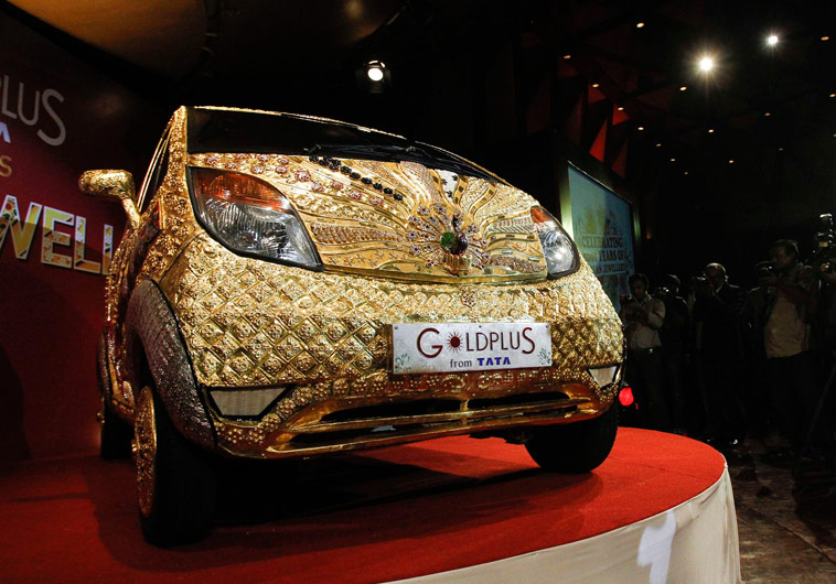 Нашли золотую машину. Tata Nano Gold Plus. Tata Nano Gold Plus 2011. Золотой маленький автомобиль. Индийский автопром.
