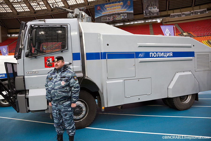 День московской полиции в Лужниках ©binorable.livejournal.com