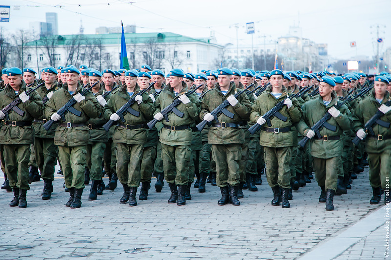 Войска дата. Парад Победы 2013 Екатеринбург. Парад в Екатеринбурге в 2015. Парад Победы Екатеринбург 2013 год. Парад войск сегодня в Екатеринбурге.