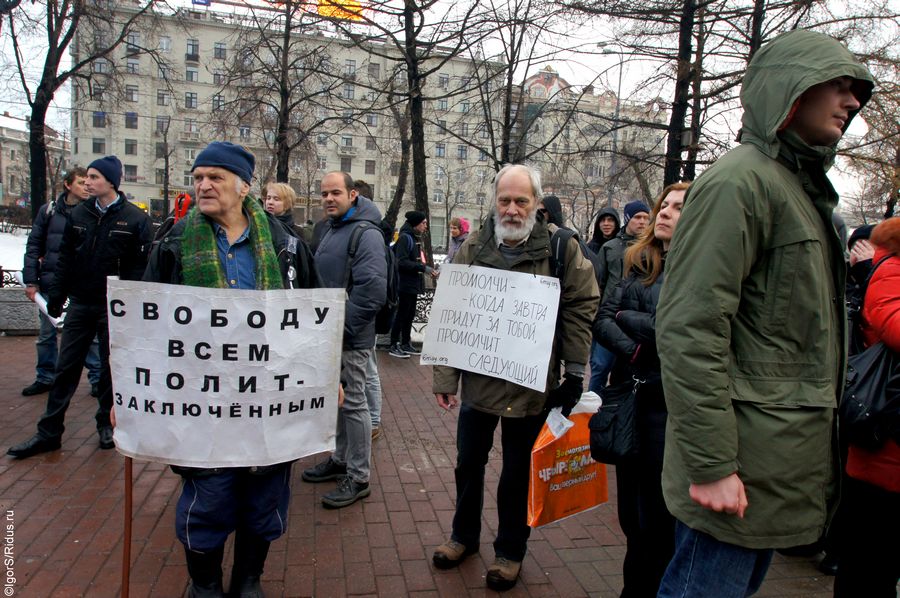 Под лозунгом. Против политических репрессий. Лозунги против мигрантов.