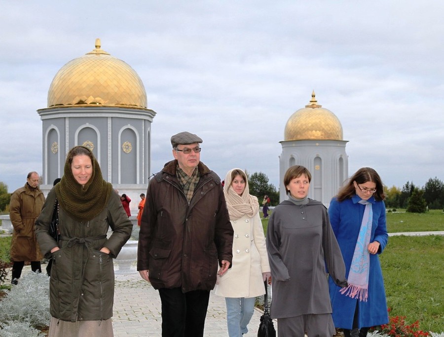 Делегация религиоведов в Дивья Локе