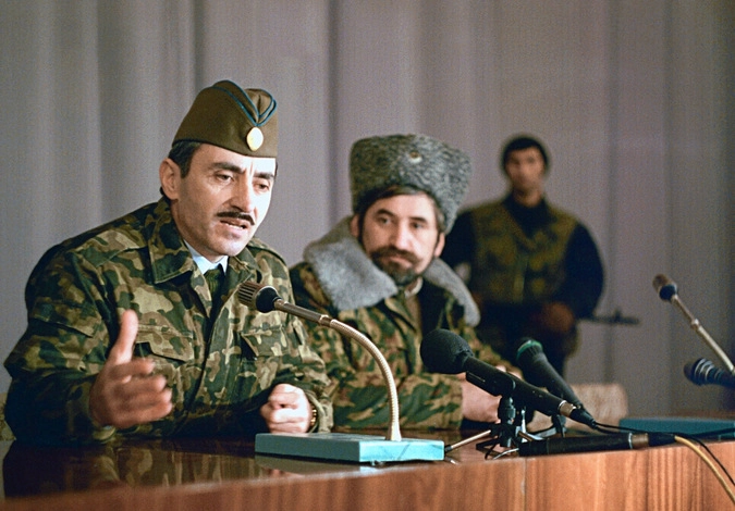 Первый президент Чеченской Республики Джохар Дудаев (1944-1996) - первый слева.