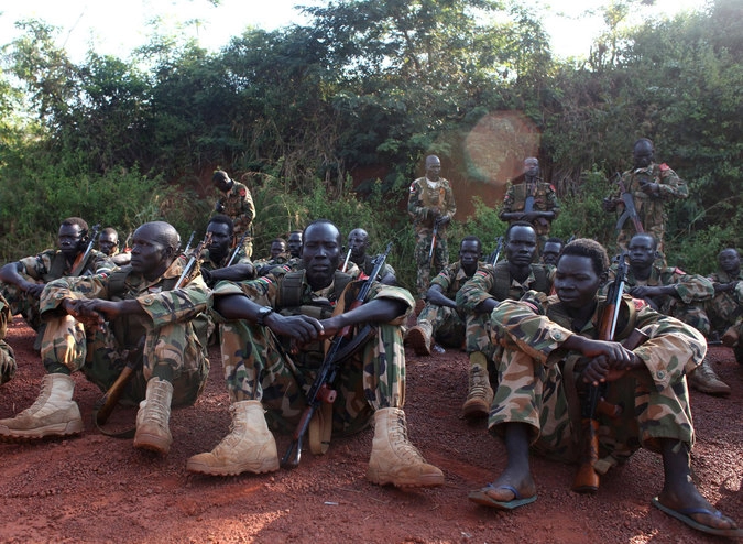 Солдаты народно-освободительной армии Судана отдыхают во время военного нападения в Нзаре на окраине Ямбио.