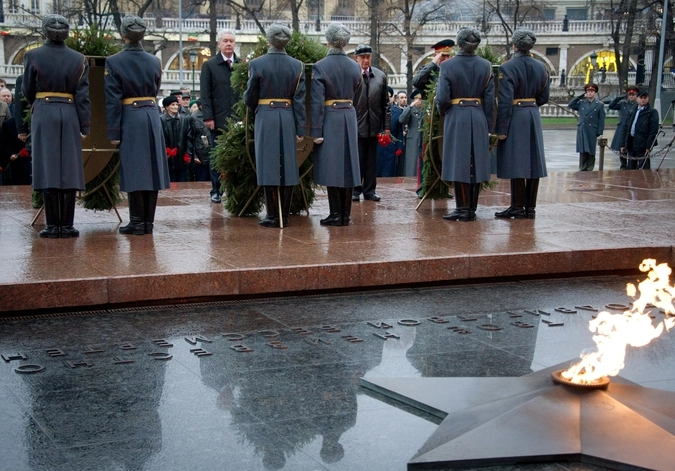 Церемония возложения венков к Могиле Неизвестного Солдата по случаю 72-й годовщины исторического парада на Красной площади 7 ноября 1941 года.