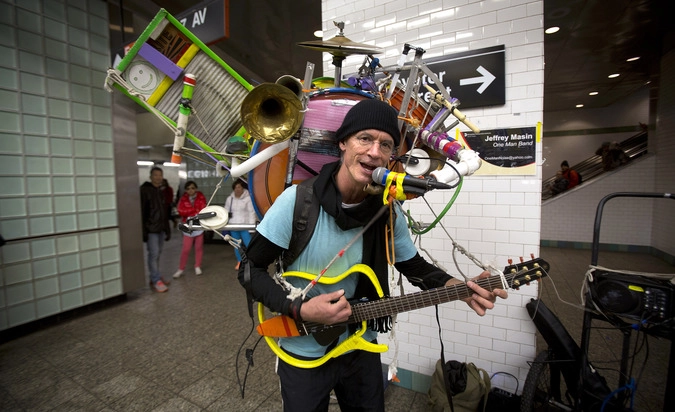 Музыкант в Нью-Йоркском метрополитене.