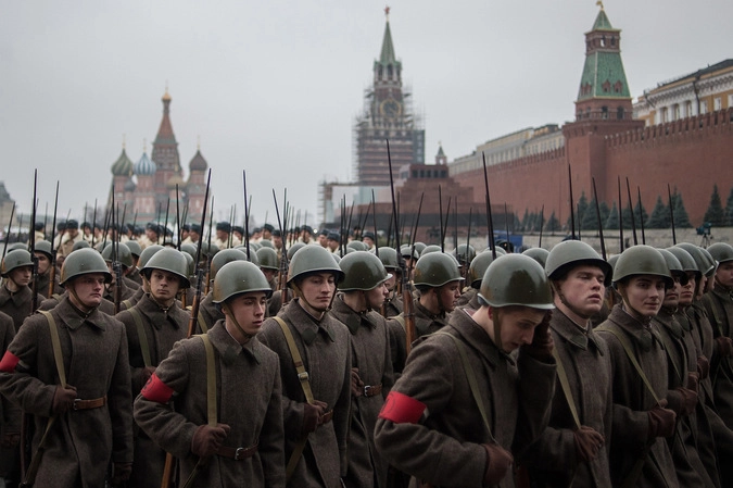 В москве 7 ноября 1941 года мероприятие. Парад на красной площади 1941. Парад красной армии 7 ноября 1941 года. Парад на красной площади 7 ноября 1941 года. 7 Ноября битва за Москву.