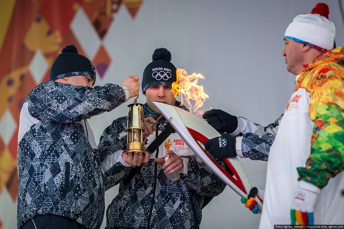 Первый факелоносец - пятикратный чемпион мира по профессиональному боксу Ахмед Котиев