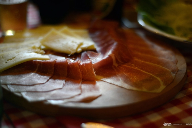 Пршут, или вяленое мясо, или пармская ветчина (в Италии).