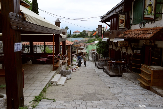 Кафешки в Баре. Чем-то напомнили кафешки крымских татар на Ай-Петри.