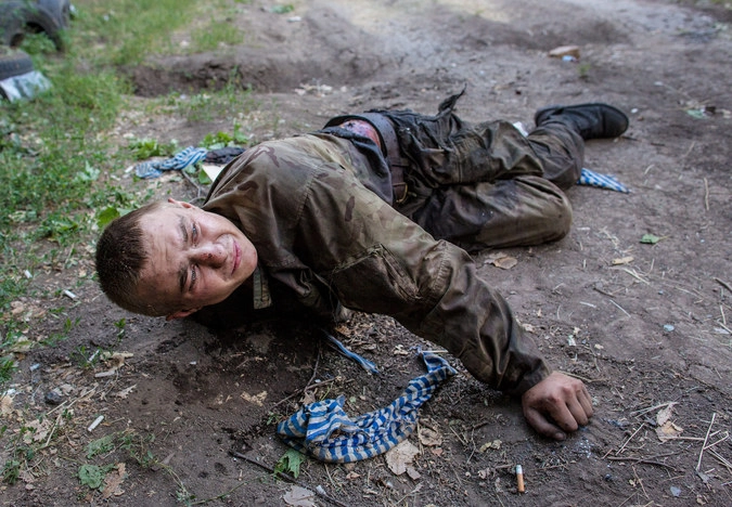 Раненый украинский военный, взятый в плен в ходе боя за город Шахтерск.