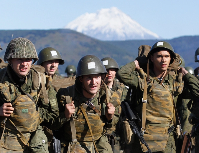 Два военных. Морская пехота Камчатка учения. Военная пехота. Пехота войска. Военные на Камчатке.