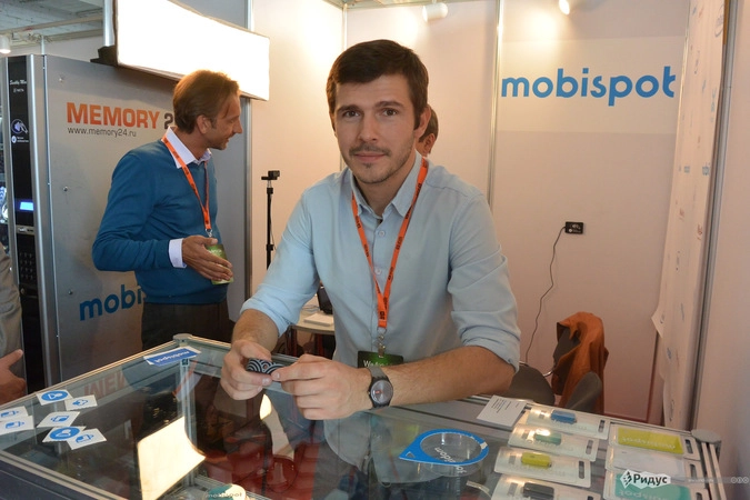 Руководитель проекта Mobispot Илья Радаев демонстрирует умные браслеты.