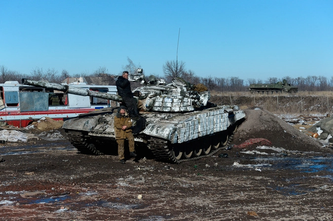 Ополченцы Луганской народной республики (ЛНР) у танка Т-72Б на окраине Дебальцева.