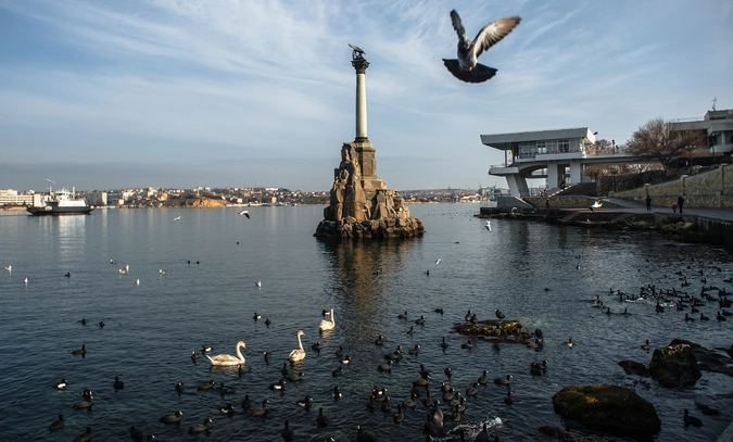 Вид на памятник Затопленным кораблям в Севастополе.