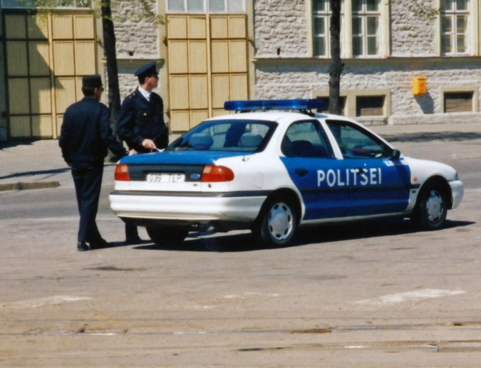 Полиция предложила. Полиция Эстонии 1991. Эстонская полиция 1991. Полиция Эстонии 1990. Эстонская полиция 1990.