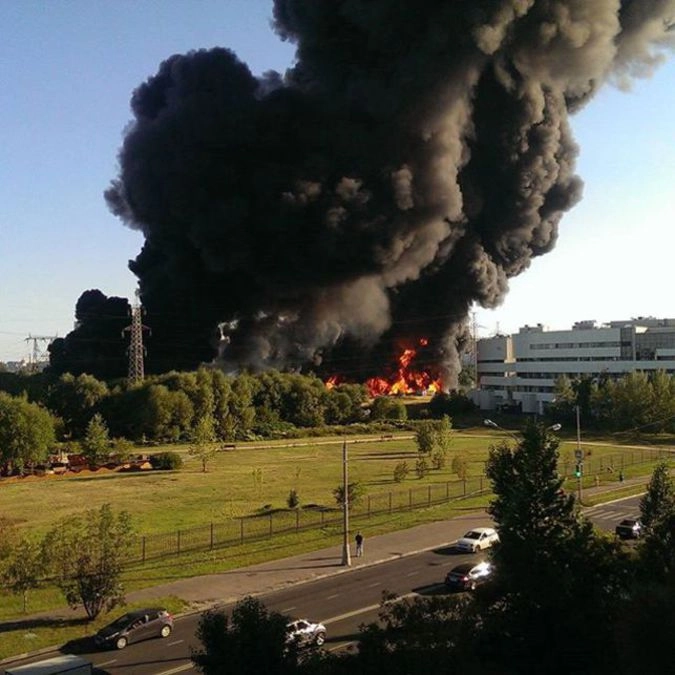 Что горит в москве. Пожар на Москва реке в Марьино. Пожар на Москве реке Капотня. Пожар в Братеево. Москва Братеево пожар.