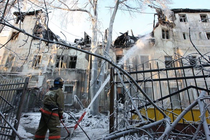 Пожарный МЧС РФ ликвидирует последствия пожара в жилом доме старой постройки в центре Москвы, расположенном в районе Чистопрудного бульвара. 18.12.2009