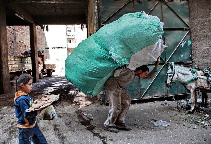 Жители района Маншият-Насир на окраине Каира, так называемого "города мусорщиков". В этот район со всего города привозят мусор, который здесь сортируется. 18.03.2011
