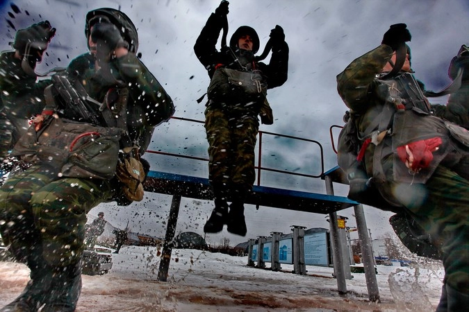 Служащие 98-й гвардейской Свирской воздушно-десантной дивизии воинской части 65 385 города Иваново занимаются тренировкой прыжков с парашютом в Костромской области. 22.03.2010