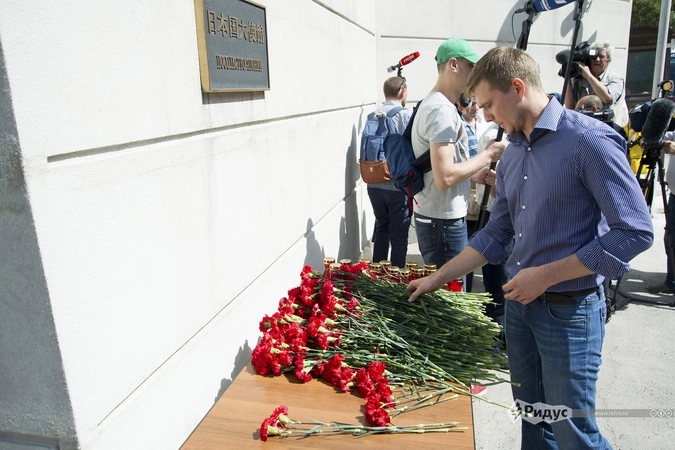 Цветы возлагает у посольства Японии председатель координационного совета МГЕР Денис Давыдов